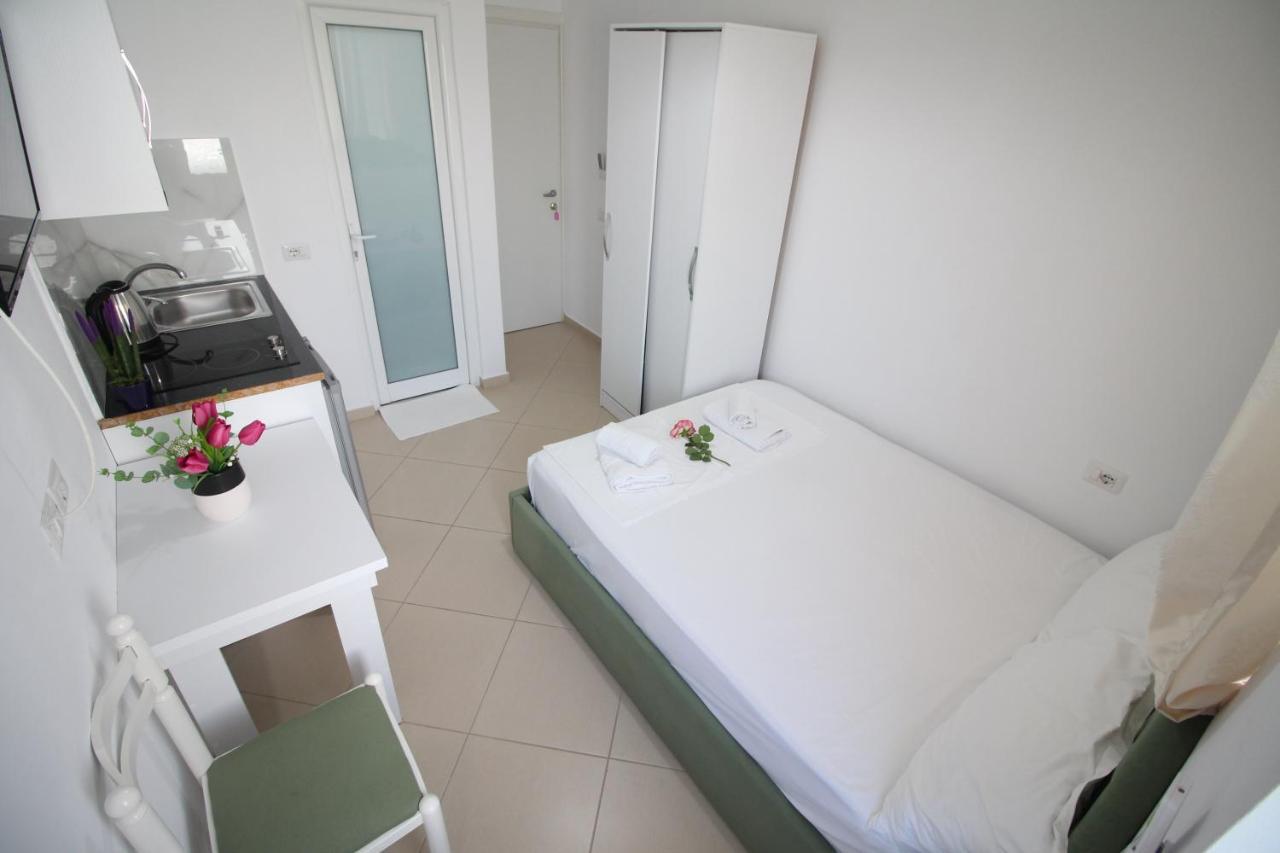 Emerald Inn Εξαμίλιο Εξωτερικό φωτογραφία
