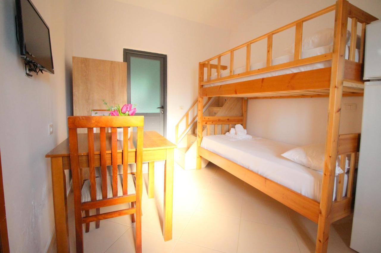 Emerald Inn Εξαμίλιο Εξωτερικό φωτογραφία